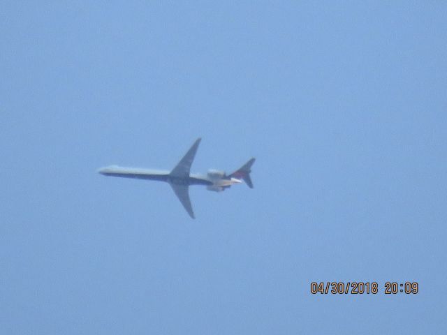 McDonnell Douglas MD-90 (N930DN)