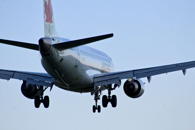 Embraer 175 (C-FEJP)