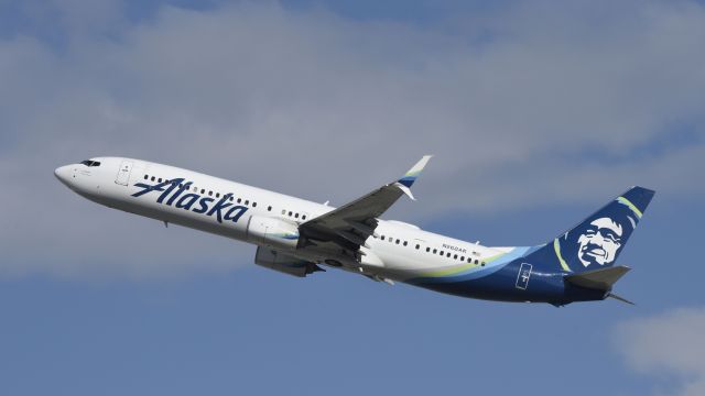 Boeing 737-900 (N268AK) - Departing LAX on 25R