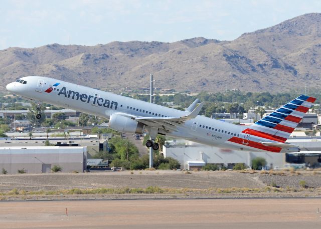 Boeing 757-200 (N205UW)