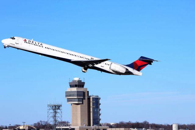 McDonnell Douglas MD-90 (N945DN)