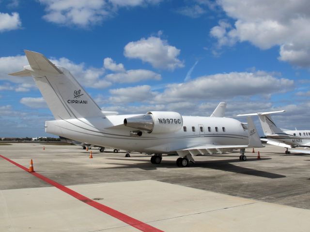 Canadair Challenger (N997GC) - Spacious cabin.