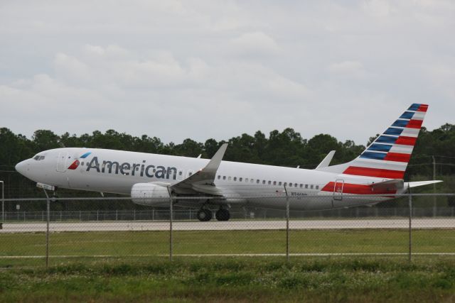Boeing 737-800 (N946NN) - American Flight 1477 (N946NN) departs Southwest Florida International Airport enroute to Chicago-OHare International Airport