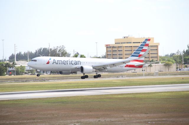 BOEING 767-200 (N373AA)