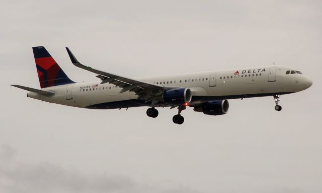 Airbus A321 (N333DX)