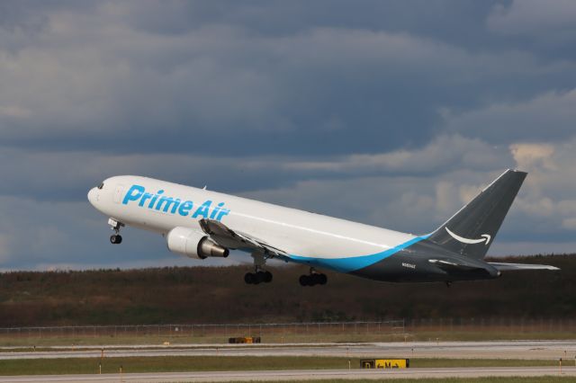 BOEING 767-300 (N353AZ) - In back at cvg runway 27