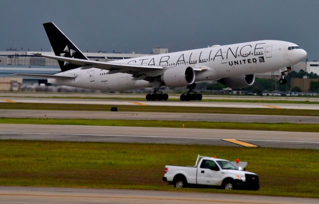 Boeing 777-200 (N76021)