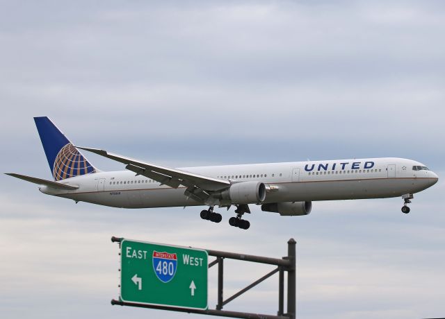 BOEING 767-400 (N78060) - UAL2561 on short-final for RWY 24R from Greenville-Spartanburg (GSP) on 12 Aug 2019.