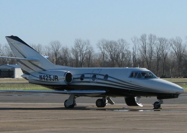 Dassault Falcon 10 (N425JR) - Nice looking Falcon.