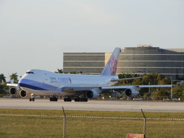 Boeing 747-400 (B-18716)