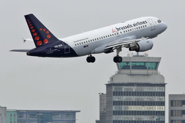 Airbus A319 (OO-SSK) - BEL2174 departing for Brussels.
