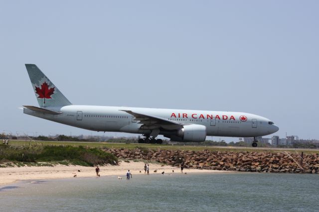 Boeing 777-200 (C-FIUA)