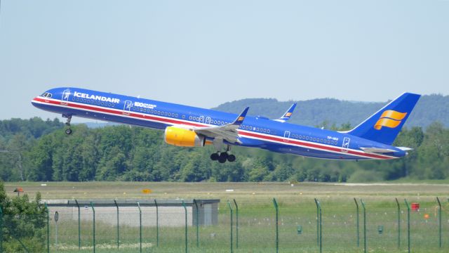 BOEING 757-300 (TF-ISX)