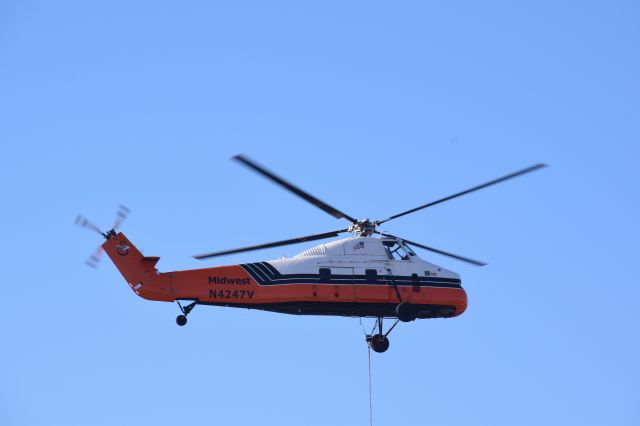 N4247V — - S58 performing heavy lift operations over new Amazon warehouse in Clay NY