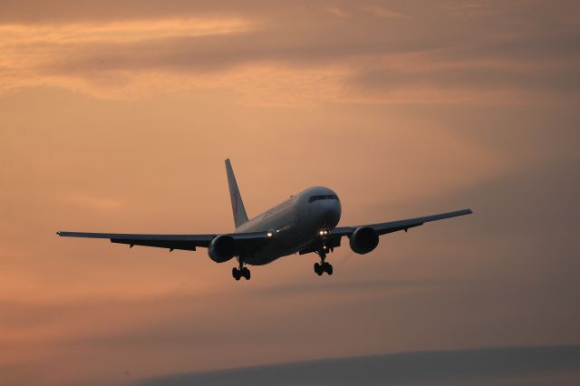 BOEING 767-300 (JA8986) - June 7th 2018:HND-HKD.