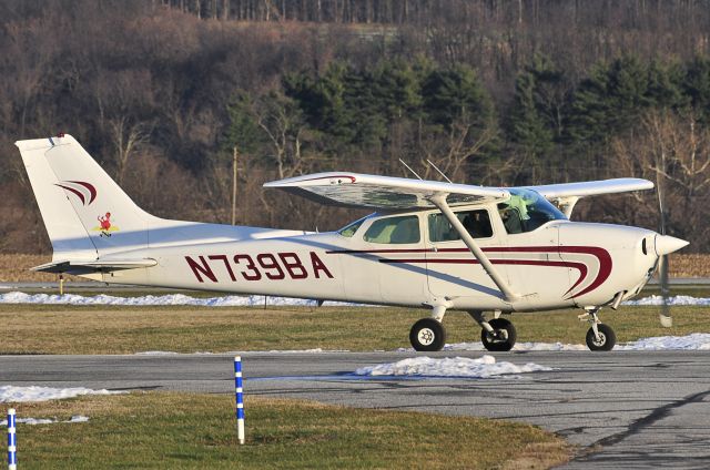 Cessna Skyhawk (N739BA) - Seen at KFDK on 12/27/2009.      a href=http://discussions.flightaware.com/profile.php?mode=viewprofile&u=269247  [ concord977 profile ]/a