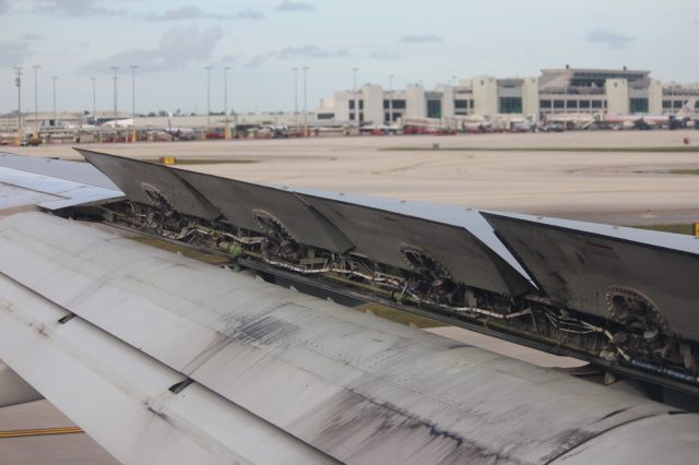 Boeing 757-200 (N182AN) - 111113 AA B752 on flight 1428 DFW-MIA landing on Rwy 9