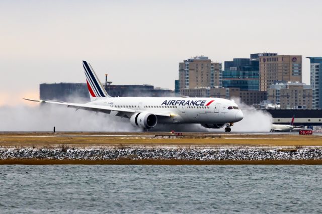 Boeing 787-9 Dreamliner (F-HRBB) - Air France touching down, kicking up lots of water.