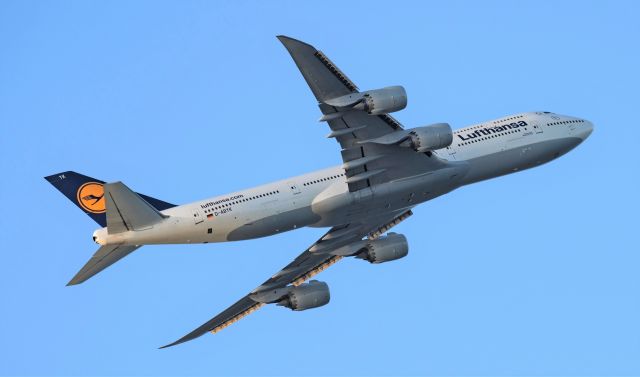 BOEING 747-8 (D-ABYK) - ABYK banking left after departing BOS, heading home to Deutschland. 