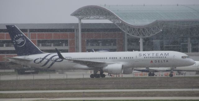 Boeing 757-200 (N659DL) - A Delta Skyteam 757 in the snow at GRR