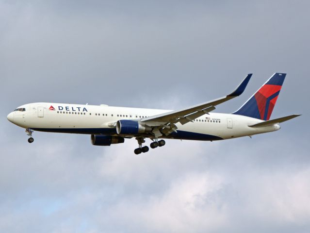BOEING 767-300 (N190DN) - Kystvejen RWY22L