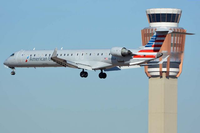Canadair Regional Jet CRJ-900 (N947LR) - American Eagle Canadair CL-600-2D24 N947LR at Phoenix Sky Harbor on January 24, 2016.  