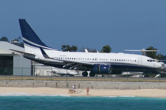 Boeing 737-700 (N920DS)