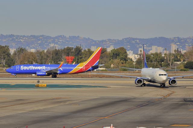 Boeing 737-800 (N3730B)