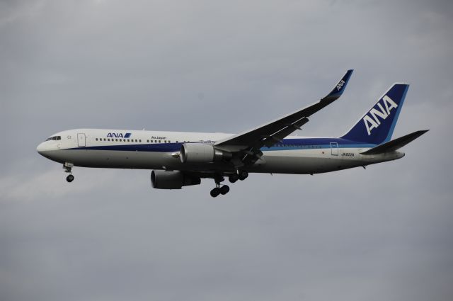 BOEING 767-300 (JA622A) - Final Approach to Narita Intl Airport Rnwy16R on 2012/08/18