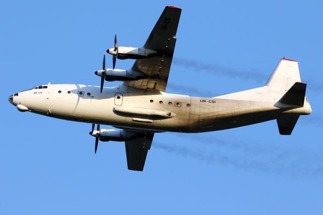 Antonov An-12 (UR-CSI) - Smoking bird