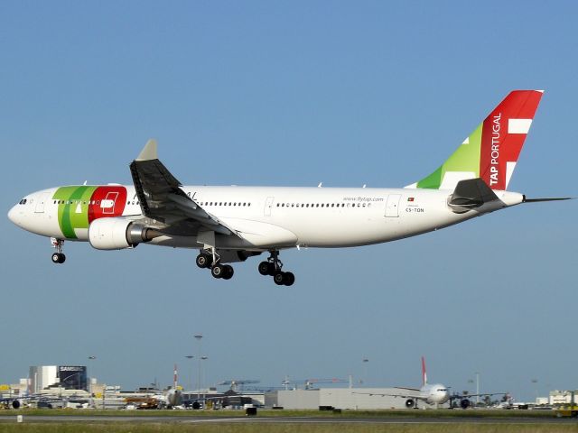 Airbus A330-200 (CS-TON)