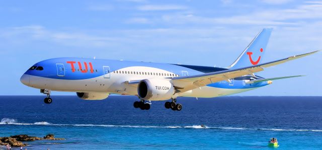 Boeing 787-8 (PH-TFM) - TUI dream liner over maho beach at St Maarten.br /24-07-2016