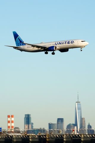 Boeing 737 MAX 9 (N27519) - A United MAX 9 passing over the NYC skyline on short final for Newark's 22L.