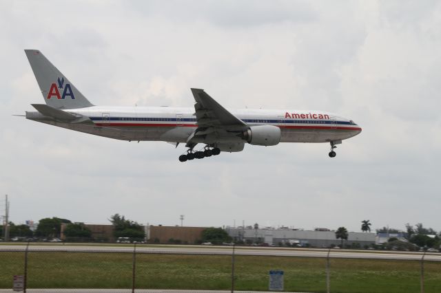 Boeing 777-200 (N758AN)