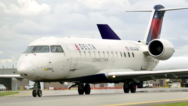 Canadair Regional Jet CRJ-200 (N8943A)