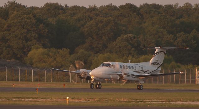 Beechcraft Super King Air 200 (N200MJ) - Evening Takeoff Cape May County Airport NJ