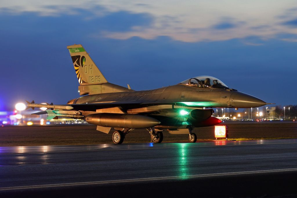 Lockheed F-16 Fighting Falcon (89-2112) - Here’s a low-light shot of a Lockheed Martin F-16CM, the flagship of the 112th FS, 180th FW, OH ANG, just after sunset just before departing for some nighttime ops.