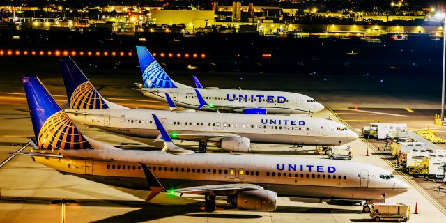 Boeing 737-800 (N25201) - United Airlines 737-800, 737-900, and 737-700 parked at PHX on 1/6/22. Taken with a Canon R7 and Tamron 70-200 G2 lens.