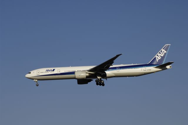 BOEING 777-300 (JA732A) - Final Approach to NRT Airport Runway 34L on 2011/12/31