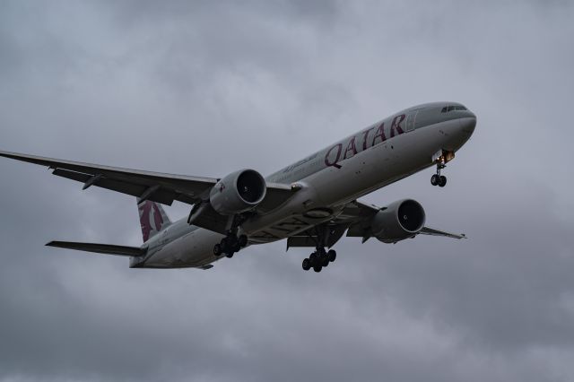 BOEING 777-300ER (A7-BEU) - Had a long layover in London... Decided to check out the famed Myrtle Ave, and turns out, when 27L is the arriving runway, it is quite a show!
