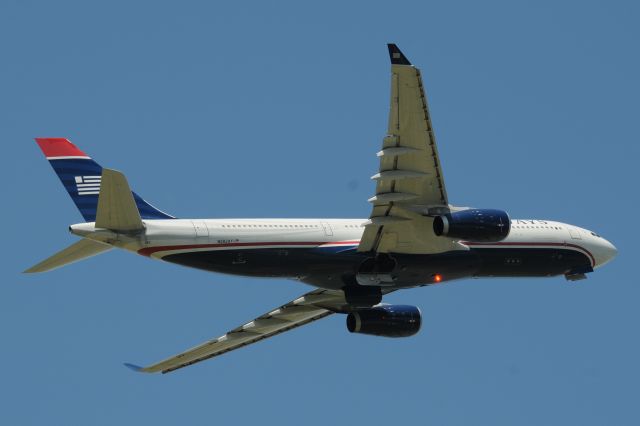 Airbus A330-200 (N282AY)