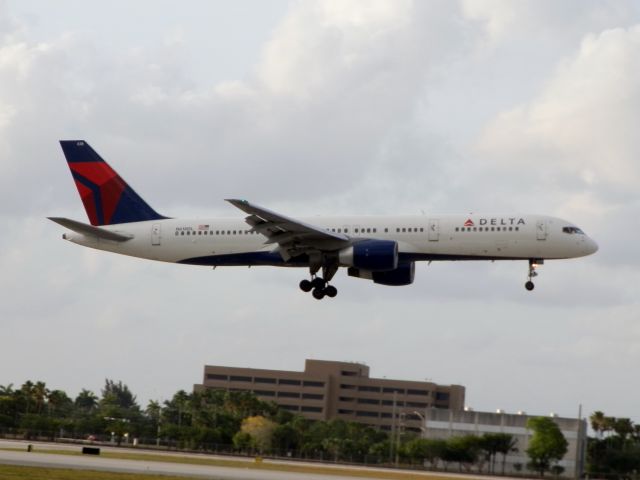 Boeing 757-200 (N618DL)