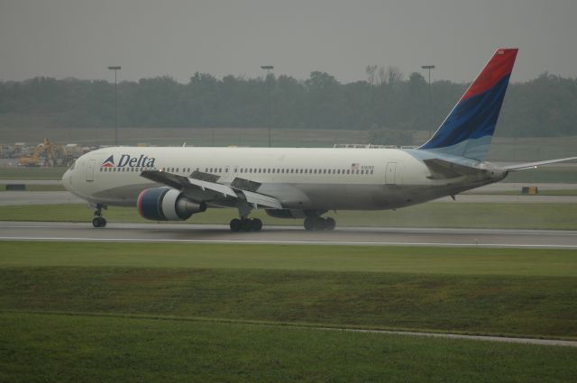 BOEING 767-200 (DAL43) - Delta 43 Heavy landing on 18L with a light rain, and kicking up a light mist on the runway