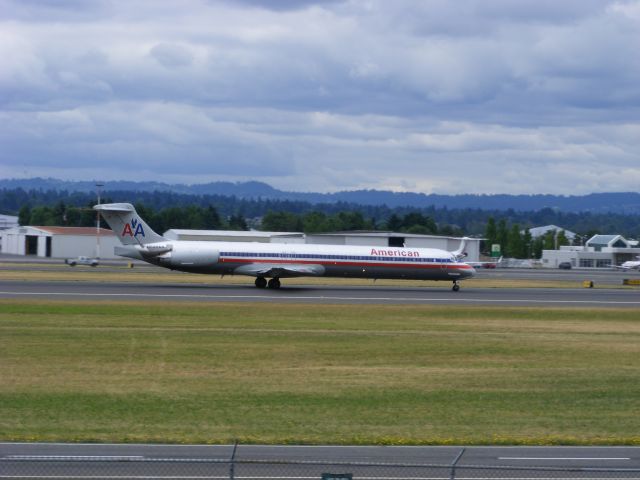 McDonnell Douglas MD-83 (N588AA)