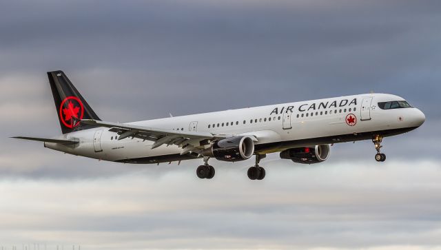 Airbus A321 (C-GJWO) - ACA481 arrives from Montreal