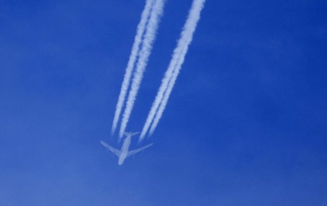 Boeing 747-200 (N780BA) - Tranquillement installé sur une plage de Vendée le 19 juin je vois passer cet avion qui faisait le parcours entre Charlotte (USA) et Taronto (Italie)