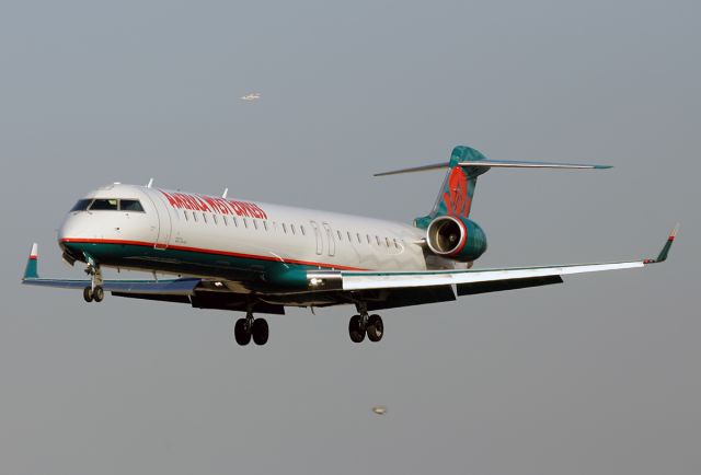 Canadair Regional Jet CRJ-900 (N920FJ) - America West Express with traffice all around