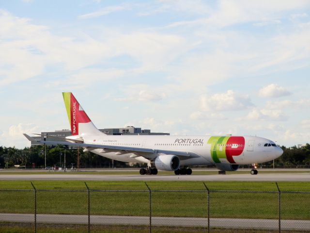 Airbus A330-200 (CS-TOJ)