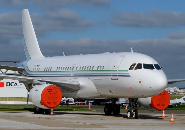 Airbus A319 (A7-MHH) - 23/09/2013