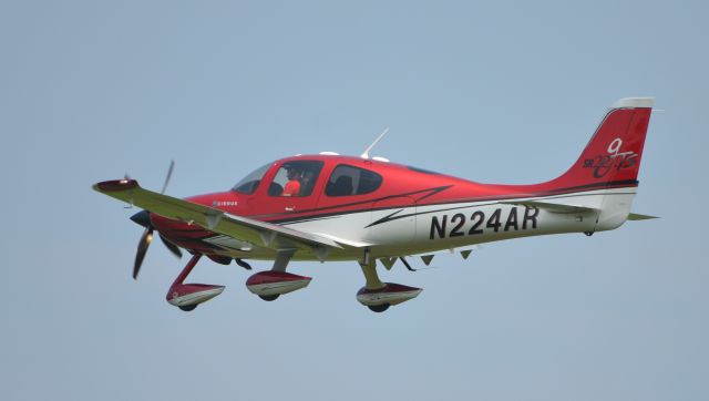 Cirrus SR-22 (N224AR) - Final approach to runway 36 at Airventure 2018.